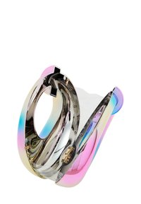 Gennemsigtig håndtaske med en reflekterende metallisk finish, der har en gradient af blå, pink og sølv farver. Buet design og hardware i guld.