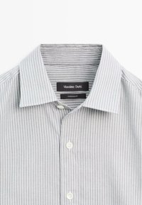 Grijs-wit gestreepte overhemdd met knoopkraag, voorzien van een Massimo Dutti label. Gemaakt van een gladde stof met een zachte textuur.