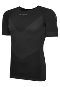 Musta lyhythihainen urheilupaita, jossa on tiukka muotoilu. Teksturoitu kangas esittelee chevron-kuvion ja ristikkäiset ribbaus yksityiskohdat hihoissa.