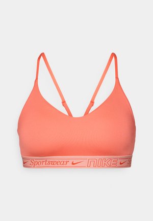 Korall színű sportmelltartó állítható pántokkal, sima textúrával és világosabb árnyalatú Nike logós csíkkal.