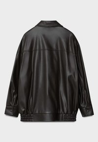 Czarna kurtka z sztucznej skóry o luźnym kroju, z kołnierzykiem, elastycznym dołem i mankietami zapinanymi na guziki. Gładka tekstura.