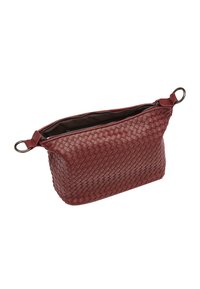 Borsa in pelle rossa intrecciata con chiusura a zip e rivestimento interno liscio. Presenta doppi manici ad anello per il trasporto.