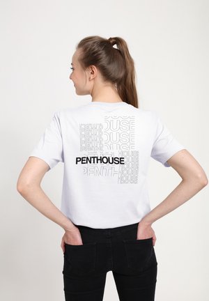 Hvid bomulds T-shirt med korte ærmer, der har overlappende "PENTHOUSE" tekst i sort og grå på ryggen. Flad, behagelig pasform.
