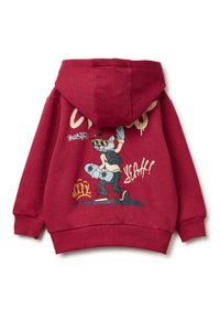 Czerwona bluza z kapturem, z grafiką przedstawiającą kreskówkowego kota w okularach przeciwsłonecznych, na deskorolce. Żebrowane mankiety i dół z akcentami w stylu graffiti.
