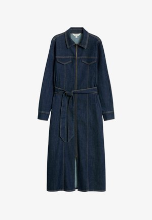 Denim-mekko, jossa on pitkät hihat, kaulus, etuvetoketju ja solmittava vyötärö. Tumma sininen kangas vaalealla ompeleella; sisältää kaksi rintataskua.