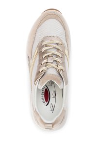Beige Sneaker mit einem Obermaterial aus Mesh und Wildlederakzenten, kontrastierender gelber Naht und abgerundeter Zehenpartie. Die Schnürsenkel sind cremefarben mit einem silbernen Endstück.