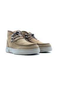 Chaussures en daim marron clair avec un bout rond, des coutures contrastantes et des lacets gris. Présentent une semelle grise rembourrée et un design mi-haut.