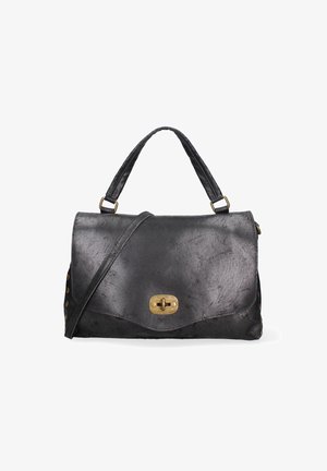 Sac à main en cuir noir au design plat, avec une fermeture à clip doré, une anse supérieure et une sangle amovible. Présente des accents cloutés sur les côtés.