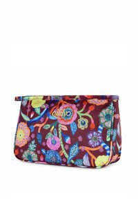 Bolsa de cosméticos floral en burdeos con flores y hojas multicolores vibrantes. Cuenta con cierre de cremallera y el logo "oilily" en el frente.