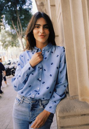 b.young BYKOSMO BOHO EMB. - Užsagstoma palaidinė - light blue denim