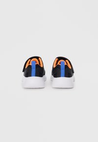 Schwarze Sportschuhe mit einem Obermaterial aus Mesh, orangefarbenem Innenfutter, blauer Fersenlasche und weißer Sohle. Verfügt über einen gepolsterten Kragen und einen Klettverschlussriemen.