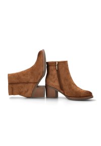Botas de tobillo de ante marrón con punta redonda, cremallera lateral y tacón apilado. Presentan una textura suave y un hardware mínimo.