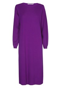 Abito a maglia viola con maniche lunghe, caratterizzato da una texture a righe verticali e un colletto rotondo, che arriva a lunghezza metà polpaccio.