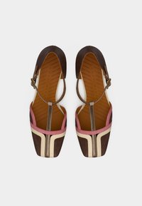 Καφέ υφασμάτινα παπούτσια με τετράγωνη μύτη, με ροζ, μπεζ και καφέ λεπτομέρειες. Ο σχεδιασμός με λουράκια αναδεικνύει αντίθετες υφές.