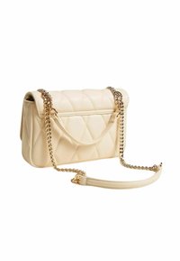 Borsa a tracolla trapuntata color crema in pelle ecologica, con tracolla a catena e una forma liscia e strutturata con dettagli in metallo dorato.