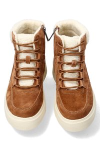 Braune Wildleder-Hochtop-Sneaker mit weißem Kunstfellfutter, verstärkten Ösen und cremefarbenen Gummisohlen; verfügen über Schnürsenkel und Reißverschlüsse an den Seiten.