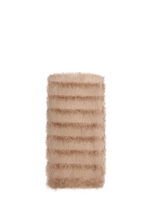 Rechthoekige beige sjaal van nepbont met horizontale donkerdere beige strepen, zachte en pluizige textuur, geïsoleerd op een witte achtergrond.
