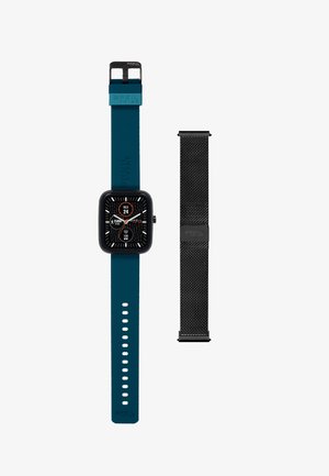 Orologio digitale con quadrante quadrato nero, cinturino in silicone teal e dettagli bianchi. Include un cinturino in rete nera rimovibile.