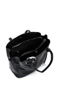Zwarte leren tote bag met een getextureerd ruitpatroon, dubbele handvatten en meerdere binnencompartimenten, inclusief een ritszak.