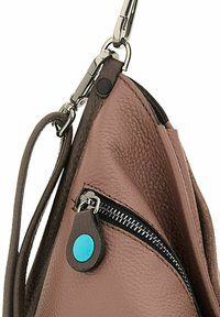 Borsa a tracolla in pelle marrone con superficie testurizzata, dotata di una cerniera argentata e un accento blu sul tiretto della cerniera. Inclusa tracolla regolabile.