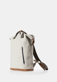 Zaino roll-top beige con base in pelle marrone. Presenta una tasca frontale con zip e dettagli in pelle marrone. Spallacci regolabili marroni. Materiale impermeabile.