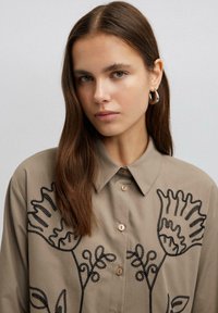 Touché Privé CONTRAST EMBROIDERED - Button-down blouse - beige