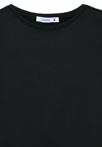 T-shirt corto in cotone nero con collo rotondo. L'etichetta mostra "TERRANOVA" e la taglia "S". Texture liscia e design semplice.