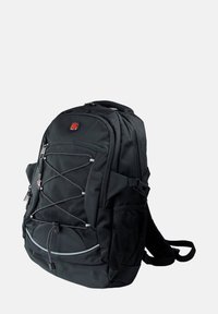Sac à dos noir en tissu durable, avec plusieurs zips à l'avant, des bretelles réglables, des pochettes latérales en mesh et une finition texturée.