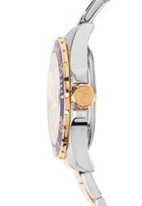 Montre en acier inoxydable avec une lunette dorée, un cadran circulaire bleu, un cadran blanc, une couronne avec un logo en relief et un fini poli.