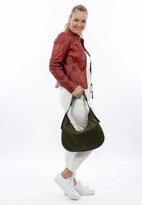Borsa hobo in pelle verde oliva con una texture liscia, caratterizzata da una forma curvata e accenti di tracolla nera. Adatta per un uso casual.