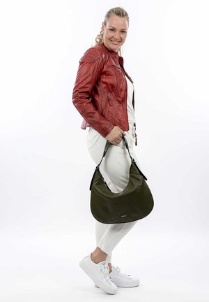 Borsa hobo in pelle verde oliva con una texture liscia, caratterizzata da una forma curvata e accenti di tracolla nera. Adatta per un uso casual.