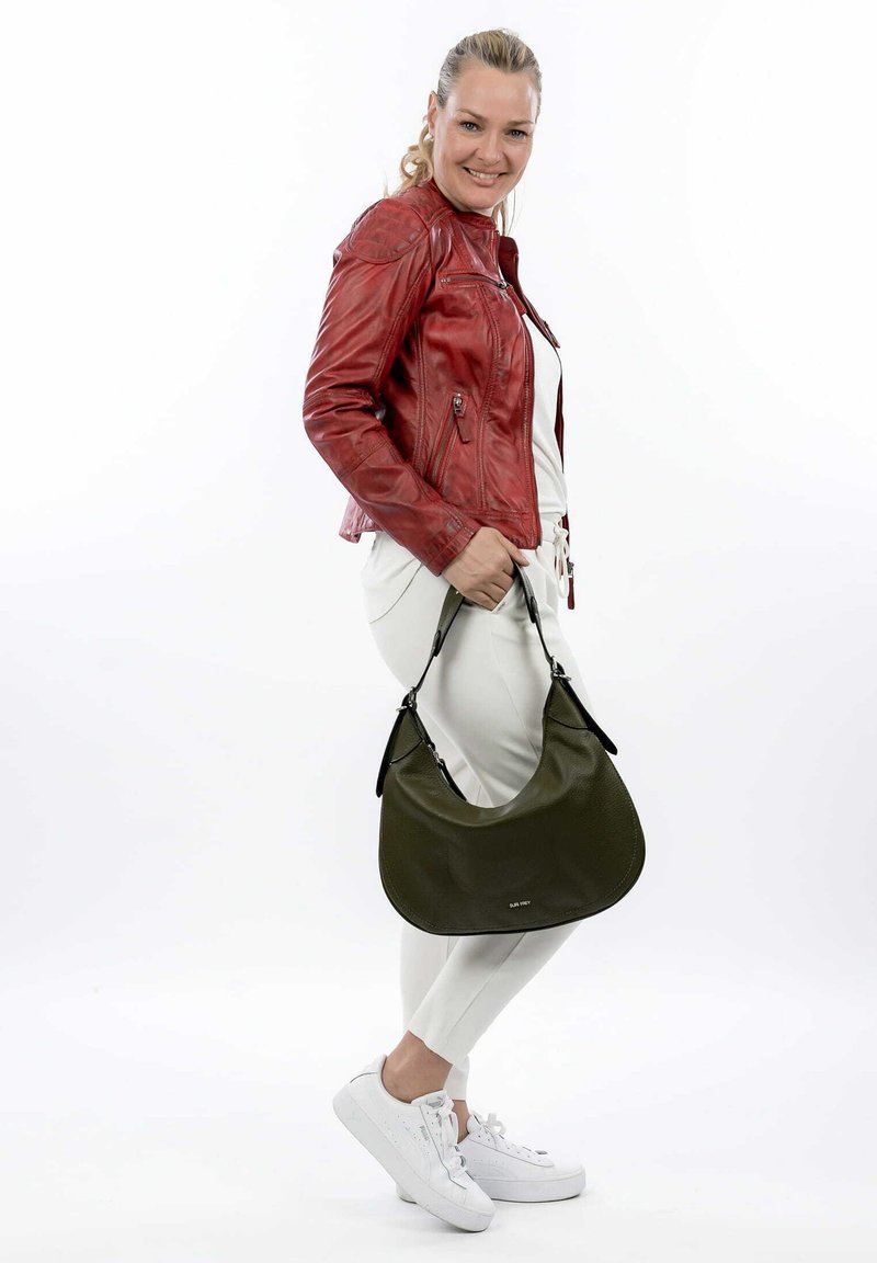 Borsa hobo in pelle verde oliva con una texture liscia, caratterizzata da una forma curvata e accenti di tracolla nera. Adatta per un uso casual.