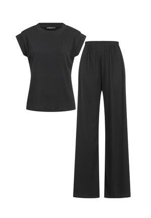Schwarzes, geripptes Kurzarmoberteil mit rundem Ausschnitt und passende weite Hose mit elastischem Bund, beide aus weichem Stoff gefertigt.