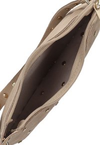 Beige suède tas met een rits aan de binnenkant. Voorzien van goudkleurige hardware en drukknopen. Zachte textuur met een eenvoudige uitstraling.