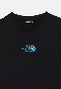Μαύρο t-shirt με στρογγυλή λαιμόκοψη και μπλε λογότυπο "The North Face" τυπωμένο στο στήθος, με ετικέτα μεγέθους στο εσωτερικό του γιακά.