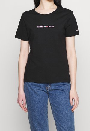 Czarny bawełniany t-shirt z krótkimi rękawami, z napisem "TOMMY JEANS" w odcieniach różu i bieli na wysokości klatki piersiowej. Casualowy krój, jednolity design.