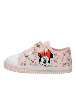 Różowy dziecięcy trampek z kwiatowym wzorem, twarzą Minnie Mouse z czerwonym kokardą po boku, różowymi sznurówkami i rzepem z czarnym napisem.