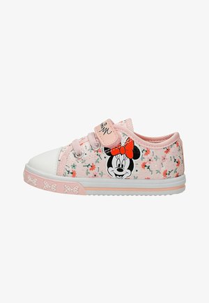 Różowy dziecięcy trampek z kwiatowym wzorem, twarzą Minnie Mouse z czerwonym kokardą po boku, różowymi sznurówkami i rzepem z czarnym napisem.