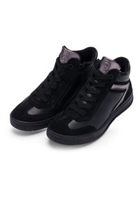 Par sorte høje sneakers med tekstureret læder, ruskindsdetaljer, sidelås og metallisk lilla detaljer på tungen og sidestriben.