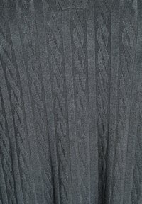 Tumši pelēks adīts apģērbs ar vertikālu ribotas tekstūras un dimanta rakstiem visā virsmā. Mīksts materiāls ar brīvu piegriezumu.