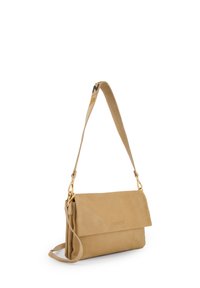 Beige Leder Umhängetasche mit umklappbarem Deckel, verstellbarem Tragegurt, goldenen Hardware-Akzenten und Logo auf der Vorderseite. Glatte Textur.