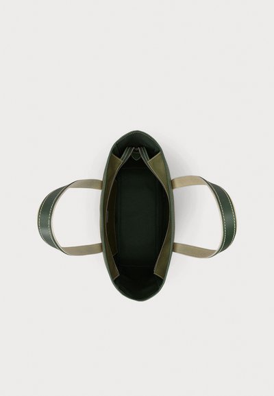 Πράσινη τσάντα ώμου με μπεζ χερούλια, σε ορθογώνιο σχήμα, με κλείσιμο φερμουάρ και αντίθετη υφή εσωτερικά.