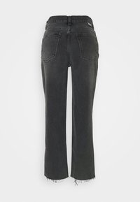 Vaqueros de denim negro con pernera recta, bajo deshilachado, dos bolsillos traseros y cinturilla estándar. Tejido texturizado con un acabado desgastado.