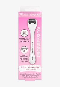 0,5 mm mikronålsdermaroller med ett vitt handtag, utrustad med svart nålhuvud, förpackad i en rosa låda med instruktionsgrafik och text.