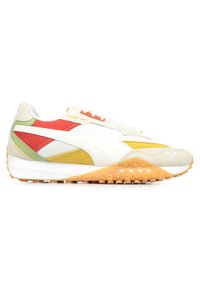 Scarpa sportiva multicolore bianca, gialla, rossa e verde, realizzata con materiali diversi, con un design testurizzato, punta arrotondata e suola in gomma con tacchetti prominenti.
