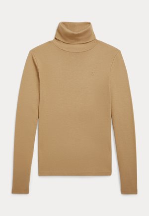 Beiger Langarm-Rollkragenpullover mit kleinem gesticktem Logo auf der linken Brust, dargestellt vor einfachem Hintergrund.