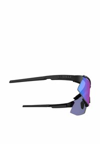 Gafas de sol con un marco de plástico negro, diseño envolvente y lentes en degradado de azul a púrpura. Almohadillas nasales ajustables para mayor comodidad.