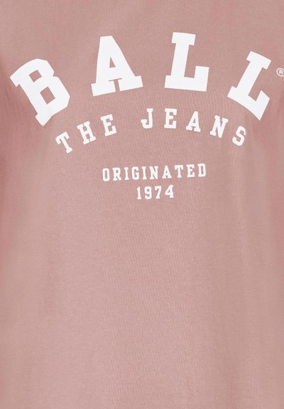 Ružová látka s bielym tučným textom s nápisom "BALL JEANS ORIGINATED 1974", vytlačeným v zakrivenom a navrstvenom formáte.