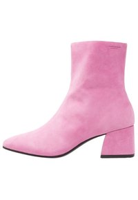 Rosa mockaläder ankelskor med spetsig tå och klossheel. Slät textur med en säker passform runt ankeln. Minimal varumärkeslogotyp på sidan.