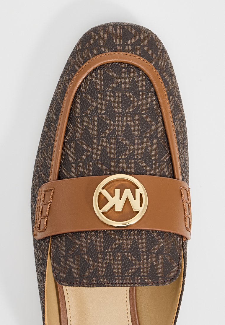 Bruine loafers met een patroon, voorzien van een gladde bruine band en een gouden logo-accent. Kenmerkt zich door een platte zool en een ronde neus. Gemaakt van een gestructureerde textiele bovenkant.
